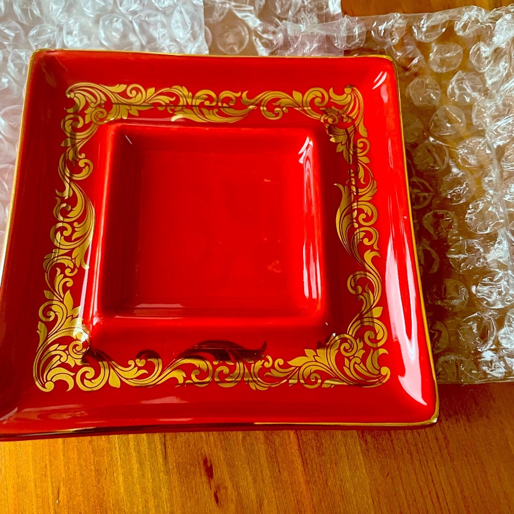 Besame Cosmetics cake mascara holder